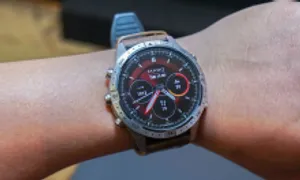 Smartwatch dùng thép Damascus, giá 80 triệu đồng Smartwatch dùng thép Damascus, giá 80 triệu đồng