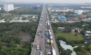 Ôtô bốc cháy, cao tốc TP HCM - Long Thành ùn tắc 5 km Ôtô bốc cháy, cao tốc TP HCM - Long Thành ùn tắc 5 km
