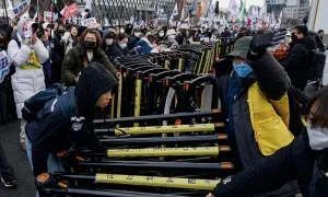 Phe ủng hộ và phe phản đối Tổng thống Hàn Quốc biểu tình ở Seoul Phe ủng hộ và phe phản đối Tổng thống Hàn Quốc biểu tình ở Seoul