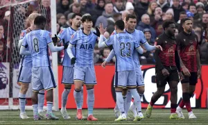 Tottenham thoát hiểm trước CLB hạng Năm Tottenham thoát hiểm trước CLB hạng Năm
