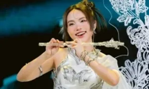 Đội Bích Phương, Phương Mỹ Chi dẫn đầu 'Em xinh say hi' Đội Bích Phương, Phương Mỹ Chi dẫn đầu 'Em xinh say hi'