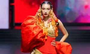 Huỳnh Tú Anh trình diễn cho bốn nhà mốt quốc tế Huỳnh Tú Anh trình diễn cho bốn nhà mốt quốc tế