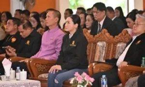 Bộ trưởng Giáo dục Thái Lan gây tranh cãi vì mặc quần jean rách Bộ trưởng Giáo dục Thái Lan gây tranh cãi vì mặc quần jean rách