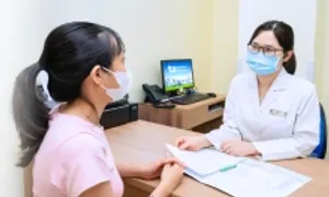 Bé gái thủng màng nhĩ do viêm tai giữa Bé gái thủng màng nhĩ do viêm tai giữa
