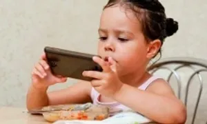 Bé 5 tuổi cận 10 độ vì ông bà dỗ bằng điện thoại Bé 5 tuổi cận 10 độ vì ông bà dỗ bằng điện thoại