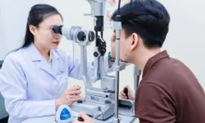 Dụi mắt nhiều gây tác hại thế nào