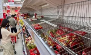 Người dân đổ xô tích trữ lương thực trước bão Kalmaegi