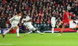 Vì sao Real thoát phạt đền trước Liverpool?