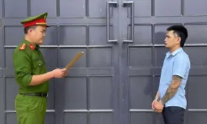 Chiếm đoạt trang sức khi đưa bạn đi cấp cứu