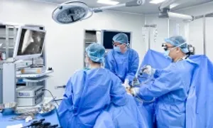 Bé gái 7 tuổi xoắn buồng trứng do u quái