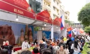 Khách đổ đến thử món ngon tại Liên hoan Ẩm thực Quốc tế